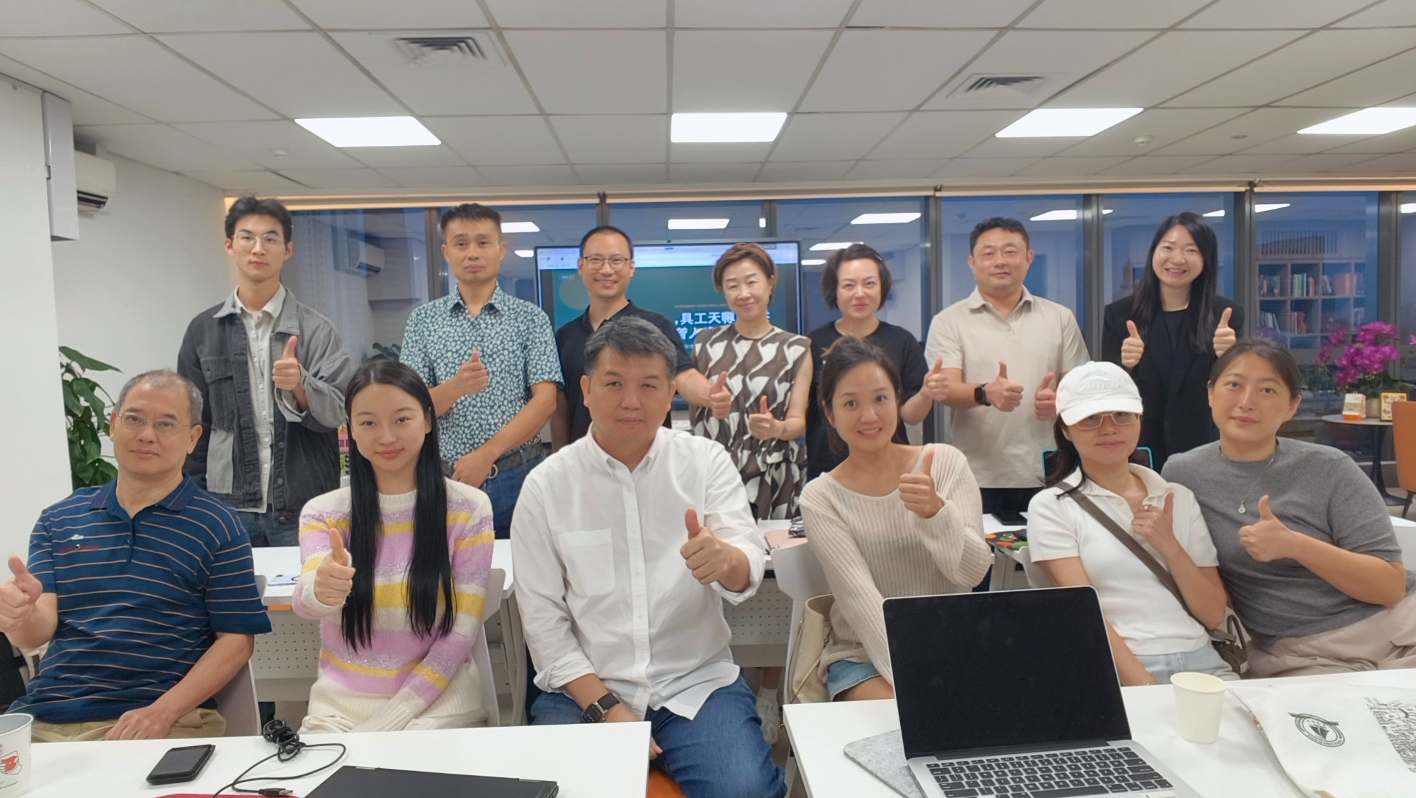 第一期 AI 私人管家工作坊现场，参与者在教室合影
