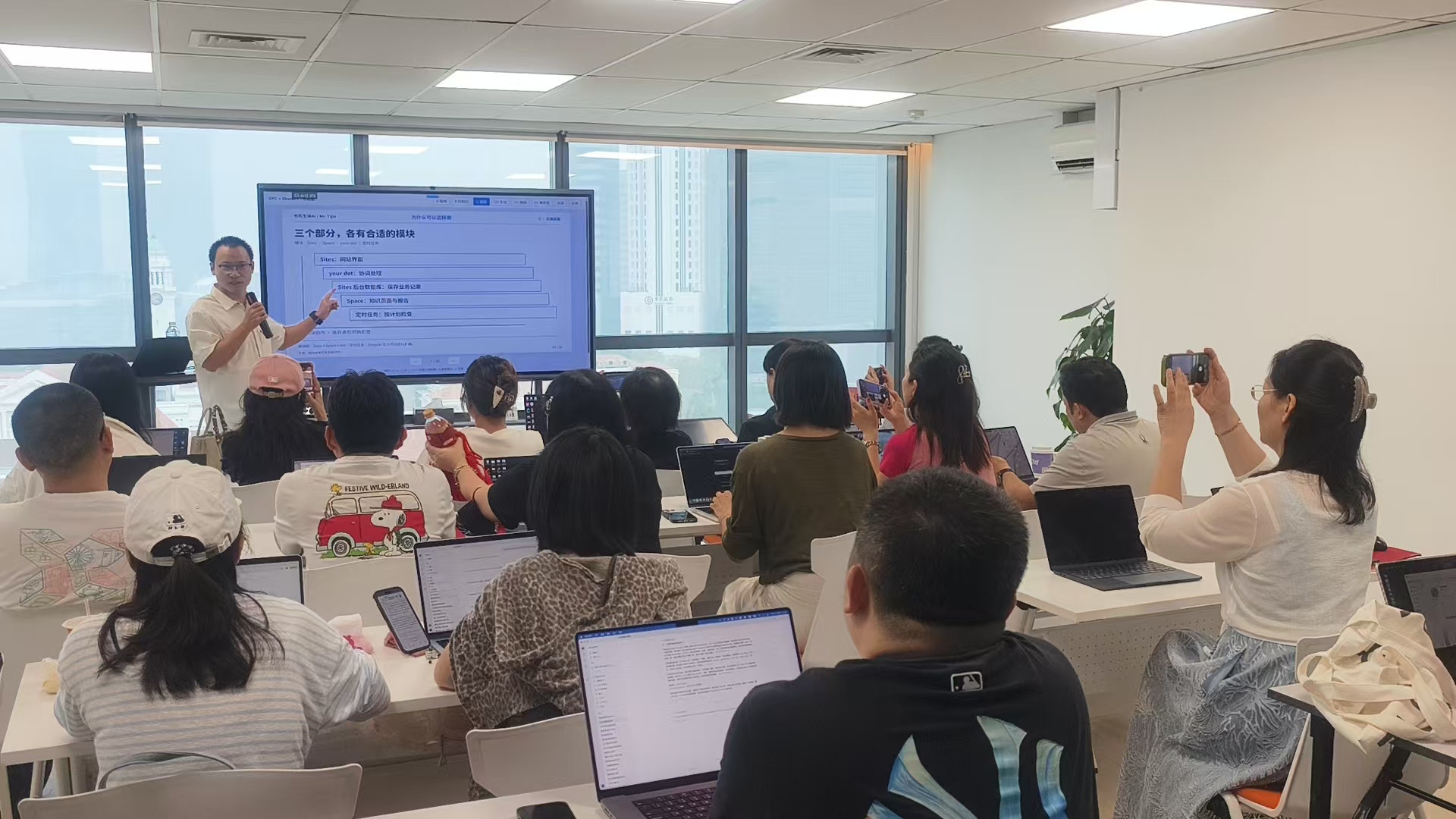第二期 OPC × ChatGPT 商务 IT 闭环实操工作坊现场，讲师演示课程模块，学员使用电脑学习与记录